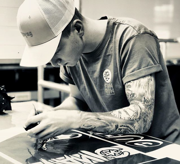 Lucas Pfeil Designer von Unfug Clothing bei der Arbeit
